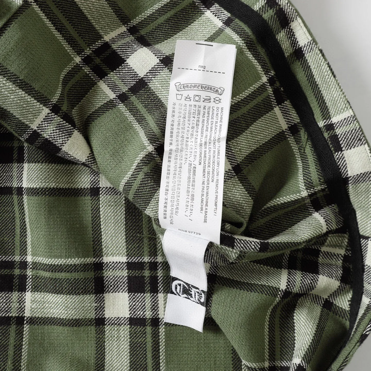 🅿️380 ch|24fw Crow Heart New Striped Plaid Splicing Silver Button Cardigan Shirt Process description: The fabric is made of custom-woven and custom-dyed wool blended fabric. The fabric contains wool components and has a very good texture. All the plaids are counter-position stitching. Every size and every plaid splicing is counter-position. It not only consumes fabric but also takes time. The details are very delicate. The sleeve logo printing uses special pulping. The characteristic of the printing process is the use of high-performance glue for printing, which creates a sense of layering on the printed pattern. The accessories of the new yb mold are used. Buttons and pocket silver jewelry are custom-developed using silver-plated foti materials. The cuffs are made with buttons and snaps that are consistent with yb and are designed with loose fit. The oversized version is truly restored. Color: blue/green/red. Size: S-XL.
